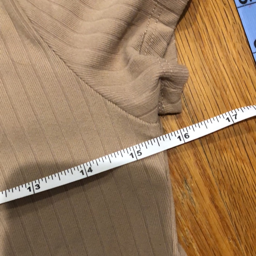 3/$25 Rue 21 Tan Color Small V neck Size Large T-Shirt Never Worn Perfect Cond - Picture 7 of 7
